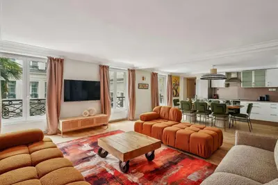 Télévision ou salle de divertissement dans l'établissement Luxury 3BDR-8P apartment in the heart of Paris