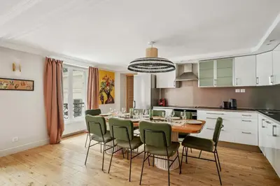 Cuisine ou kitchenette dans l'établissement Luxury 3BDR-8P apartment in the heart of Paris