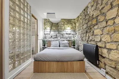 Un ou plusieurs lits dans un hébergement de l'établissement Parisian Nest I Stone Walls & Authentic Charm
