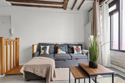 Un ou plusieurs lits dans un hébergement de l'établissement Parisian Nest I Stone Walls & Authentic Charm