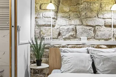 Coin salon dans l'établissement Parisian Nest I Stone Walls & Authentic Charm