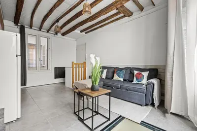 Coin salon dans l'établissement Parisian Nest I Stone Walls & Authentic Charm