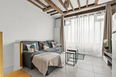 Coin salon dans l'établissement Parisian Nest I Stone Walls & Authentic Charm