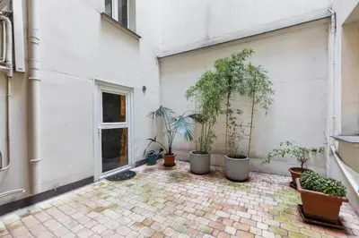 Jardin de l'établissement Parisian Nest I Stone Walls & Authentic Charm