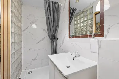 Salle de bains dans l'établissement Parisian Nest I Stone Walls & Authentic Charm