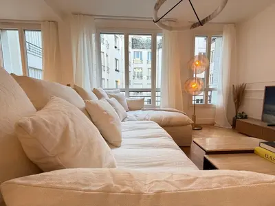 Coin salon dans l'établissement Elegant 2 Bedrooms Parisian Flat & Chic in Neuilly