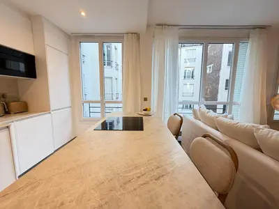 Coin salon dans l'établissement Elegant 2 Bedrooms Parisian Flat & Chic in Neuilly