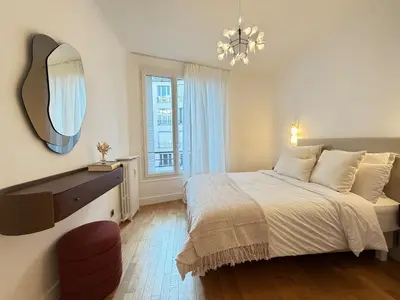 Un ou plusieurs lits dans un hébergement de l'établissement Elegant 2 Bedrooms Parisian Flat & Chic in Neuilly
