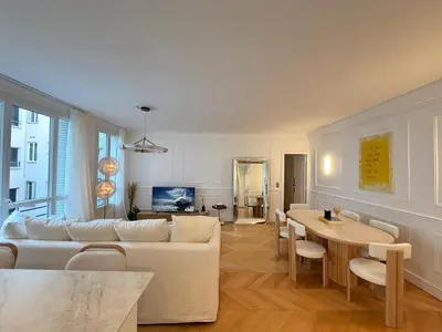 Coin salon dans l'établissement Elegant 2 Bedrooms Parisian Flat & Chic in Neuilly