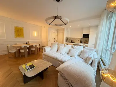 Cuisine ou kitchenette dans l'établissement Elegant 2 Bedrooms Parisian Flat & Chic in Neuilly