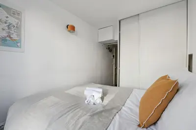 Un ou plusieurs lits dans un hébergement de l'établissement BnBNova - 1BR - Opéra & Palais Royal Gardens