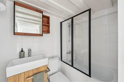Salle de bains dans l'établissement BnBNova - 1BR - Opéra & Palais Royal Gardens