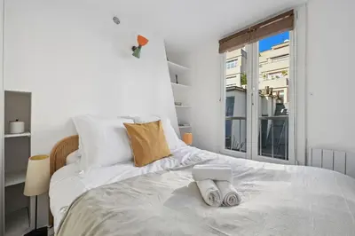 Un ou plusieurs lits dans un hébergement de l'établissement BnBNova - 1BR - Opéra & Palais Royal Gardens