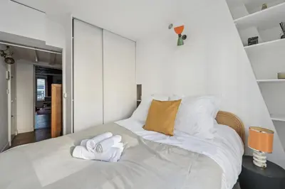 Un ou plusieurs lits dans un hébergement de l'établissement BnBNova - 1BR - Opéra & Palais Royal Gardens