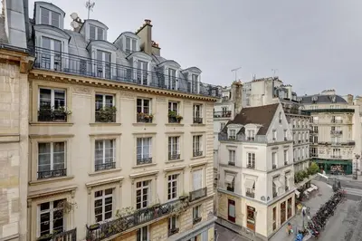 Vue générale sur Paris ou vue de la ville depuis l'appartement