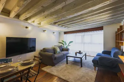 Télévision ou salle de divertissement dans l'établissement Characterful Apartment 6P Grand Boulevard