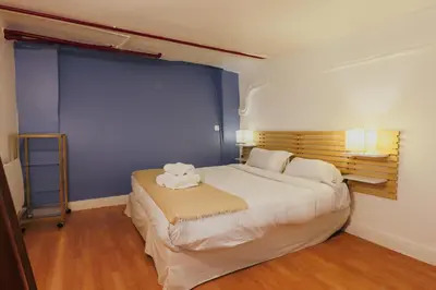 Un ou plusieurs lits dans un hébergement de l'établissement Characterful Apartment 6P Grand Boulevard