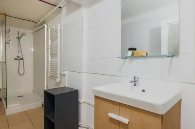 Salle de bains dans l'établissement Characterful Apartment 6P Grand Boulevard