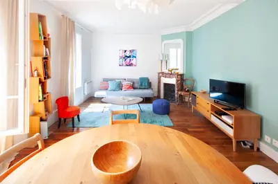 Télévision ou salle de divertissement dans l'établissement Appartement familial proche de la Tour Eiffel