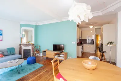 Télévision ou salle de divertissement dans l'établissement Appartement familial proche de la Tour Eiffel