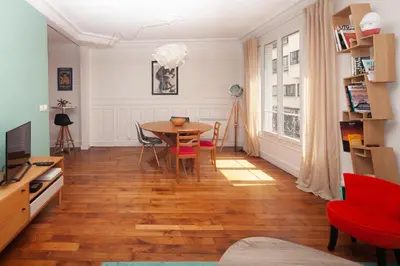 Télévision ou salle de divertissement dans l'établissement Appartement familial proche de la Tour Eiffel