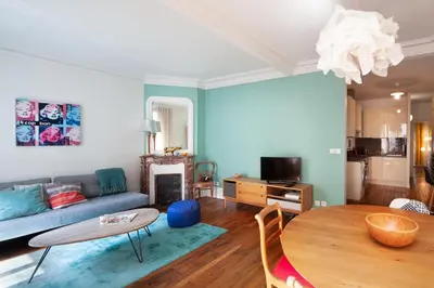 Télévision ou salle de divertissement dans l'établissement Appartement familial proche de la Tour Eiffel