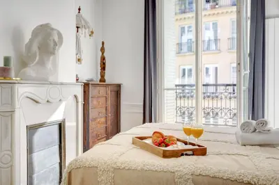 Un ou plusieurs lits dans un hébergement de l'établissement Serenty - 2BR - Le Louvre & Saint Germain