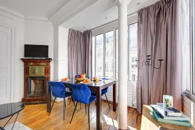 Télévision ou salle de divertissement dans l'établissement Serenty - 2BR - Le Louvre & Saint Germain
