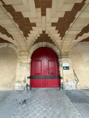Façade ou entrée de l'établissement Le Marais Place des Vosges Paris