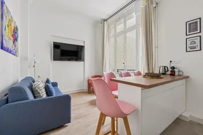 Télévision ou salle de divertissement dans l'établissement Design apartment Avenue des Champs Elysées