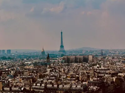 Vue générale sur Paris ou vue de la ville depuis l'appartement