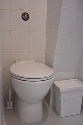 Salle de bains dans l'établissement Place Maubert Coeur de Paris Beau Nid contemporain vue Paris calme clair dernier etage clim ascenseur