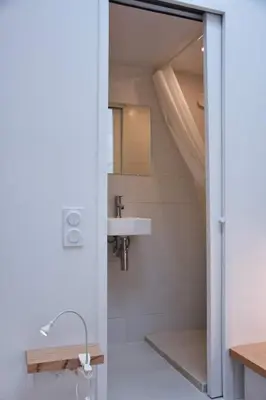 Salle de bains dans l'établissement Place Maubert Coeur de Paris Beau Nid contemporain vue Paris calme clair dernier etage clim ascenseur