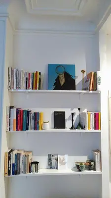 Bibliothèque dans l'appartement