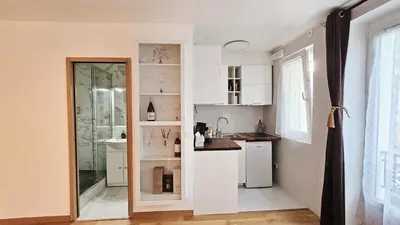 Cuisine ou kitchenette dans l'établissement Nice apt with parking free