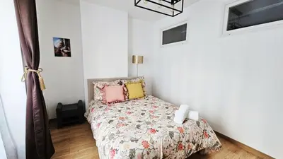 Un ou plusieurs lits dans un hébergement de l'établissement Nice apt with parking free