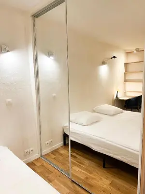 Un ou plusieurs lits dans un hébergement de l'établissement Cozy Apartment in Paris's Latin Quarter