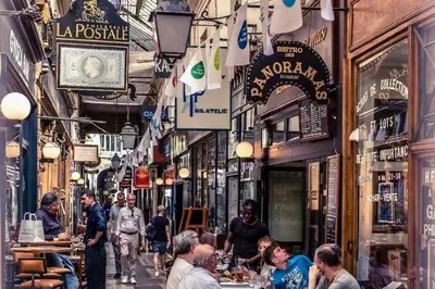 Clients de l'établissement Studio central au cœur des trésors de la vie parisienne