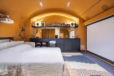Un ou plusieurs lits dans un hébergement de l'établissement Elegant Triplex with Terrace & AC - Perfect for 6 Guests