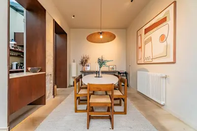 Cuisine ou kitchenette dans l'établissement Elegant Triplex with Terrace & AC - Perfect for 6 Guests