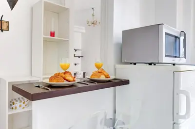 Cuisine ou kitchenette dans l'établissement Serenty - Stylish 1BR Steps from Le Marais & Montorgueil