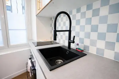 Cuisine ou kitchenette dans l'établissement Le Petit Montmartre - 2 prs - Paris 18 - Métro 12