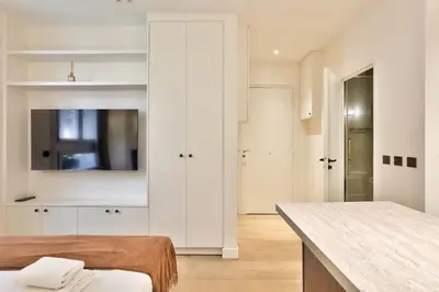 Télévision ou salle de divertissement dans l'établissement Sublime refurbished studio