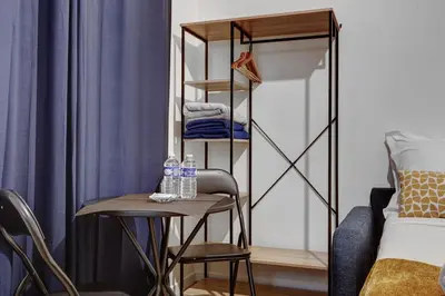 Un ou plusieurs lits dans un hébergement de l'établissement 564 Suite Violet - Charming Studio in Paris 15