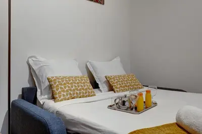Un ou plusieurs lits dans un hébergement de l'établissement 564 Suite Violet - Charming Studio in Paris 15
