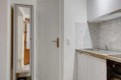 Cuisine ou kitchenette dans l'établissement 564 Suite Violet - Charming Studio in Paris 15
