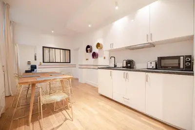 Cuisine ou kitchenette dans l'établissement Marais Paris Appartement familial 2 chambres