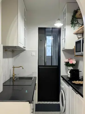Cuisine ou kitchenette dans l'établissement Elegant Parisian Flat near Eiffel Tower