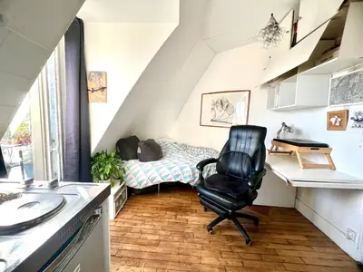 Coin salon dans l'établissement Petite Attique - avec vue sur la tour Eiffel