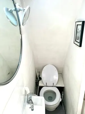 Salle de bains dans l'établissement Petite Attique - avec vue sur la tour Eiffel